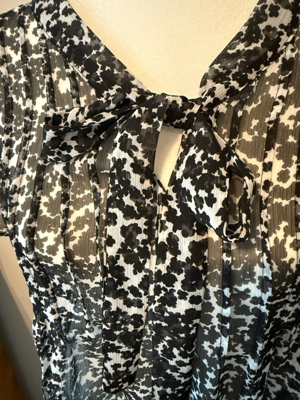 Elle Black & White Sheer Tie-Neck Flutter Sleeve Blouse - Picture 2 of 6